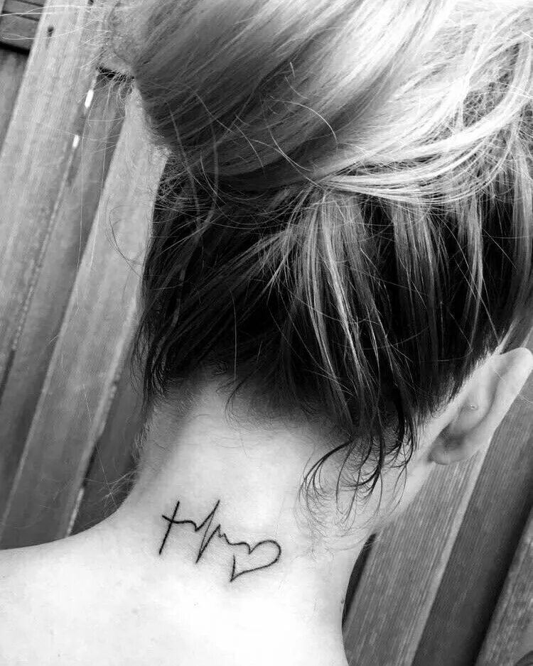 Татуировки для девушек. Тату на шее для девушек надписи. Love your neck. Love lives forever тату. Леттеринг тату на шее.