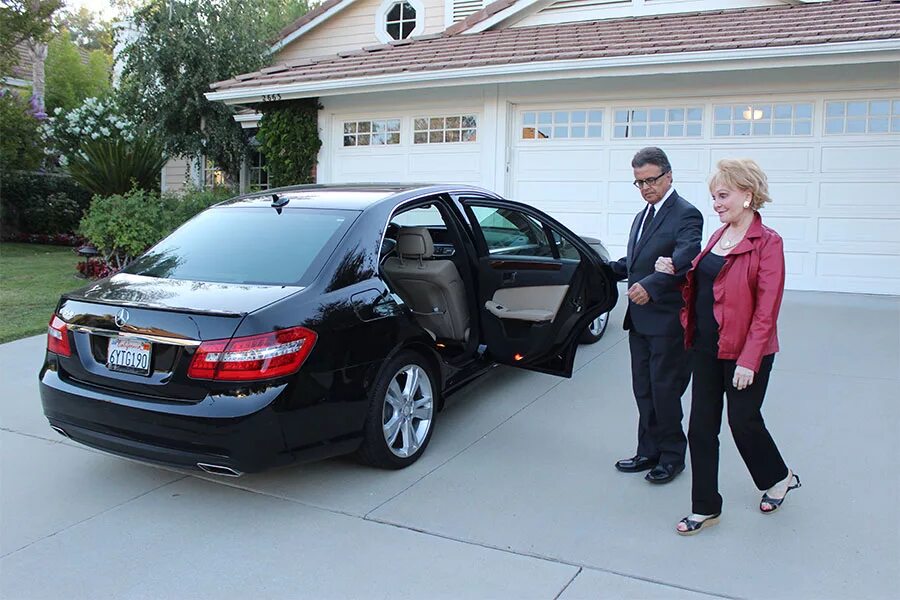 Chauffeur service. Лексика на тему le chauffeur. Driver service. The chauffeur invites to get into a Mercedes s class. Private personal