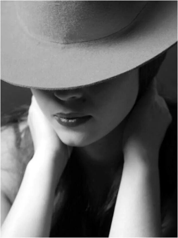 Загадочная девушка в шляпе. Девушка загадка. Аватарка женщина в шляпе. Загадочный характер