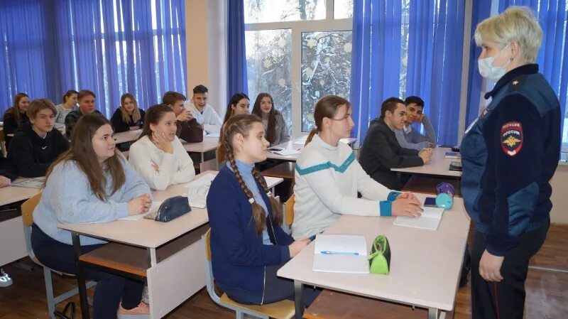 Школа 7 выборг. Фото беседы сотрудников полиции с учениками. Школа 10 мончегорск. Школа 10 охрана. 10 школа чебоксары после ремонта.