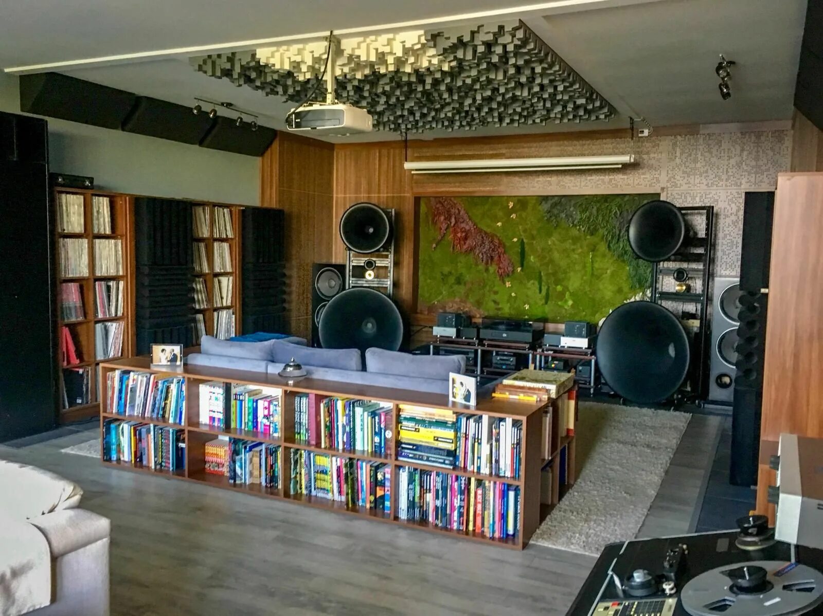 Sounds rooms. Hi Fi Audio Denon в ретро стиле. Комната меломана. Комната для прослушивания винила. Интерьер комнаты для меломана.