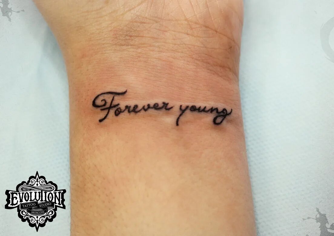 тату вечно 17. тату forever young на руке. тату надпись вечно молодой. тату на руке надпись вечно молодой. тату вечно молодой.