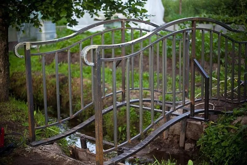 Загадка горбатый мост на 4 столбах стоит. Перила для мостика. металлический мостик через ручей. декоративный мостик. садовые мостики.