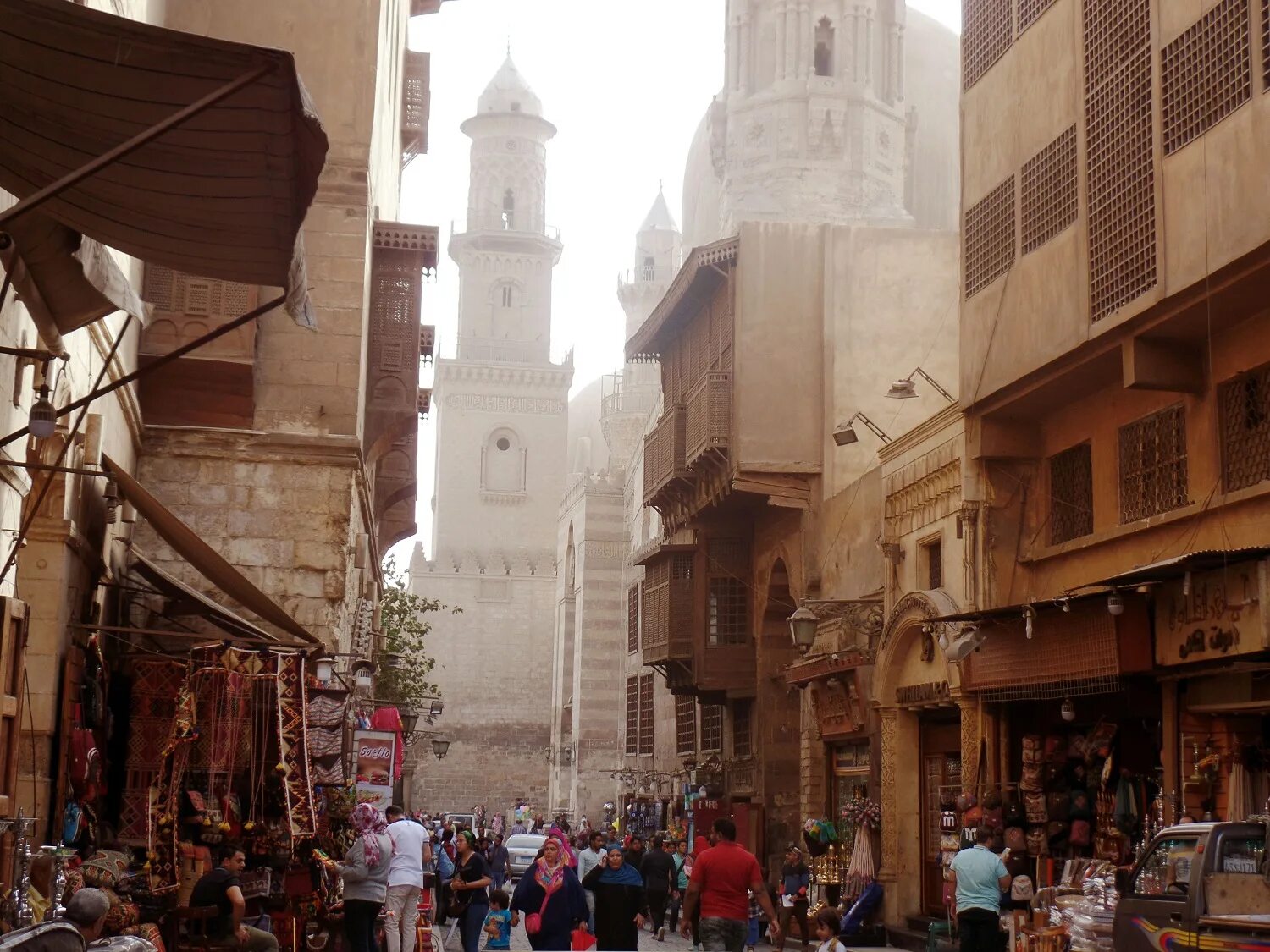 Каир время. Аль Муиз Каир. Улица Аль Муиз. Улица Каира эзбэкия. Улица Аль Муиз в Каире на карте.