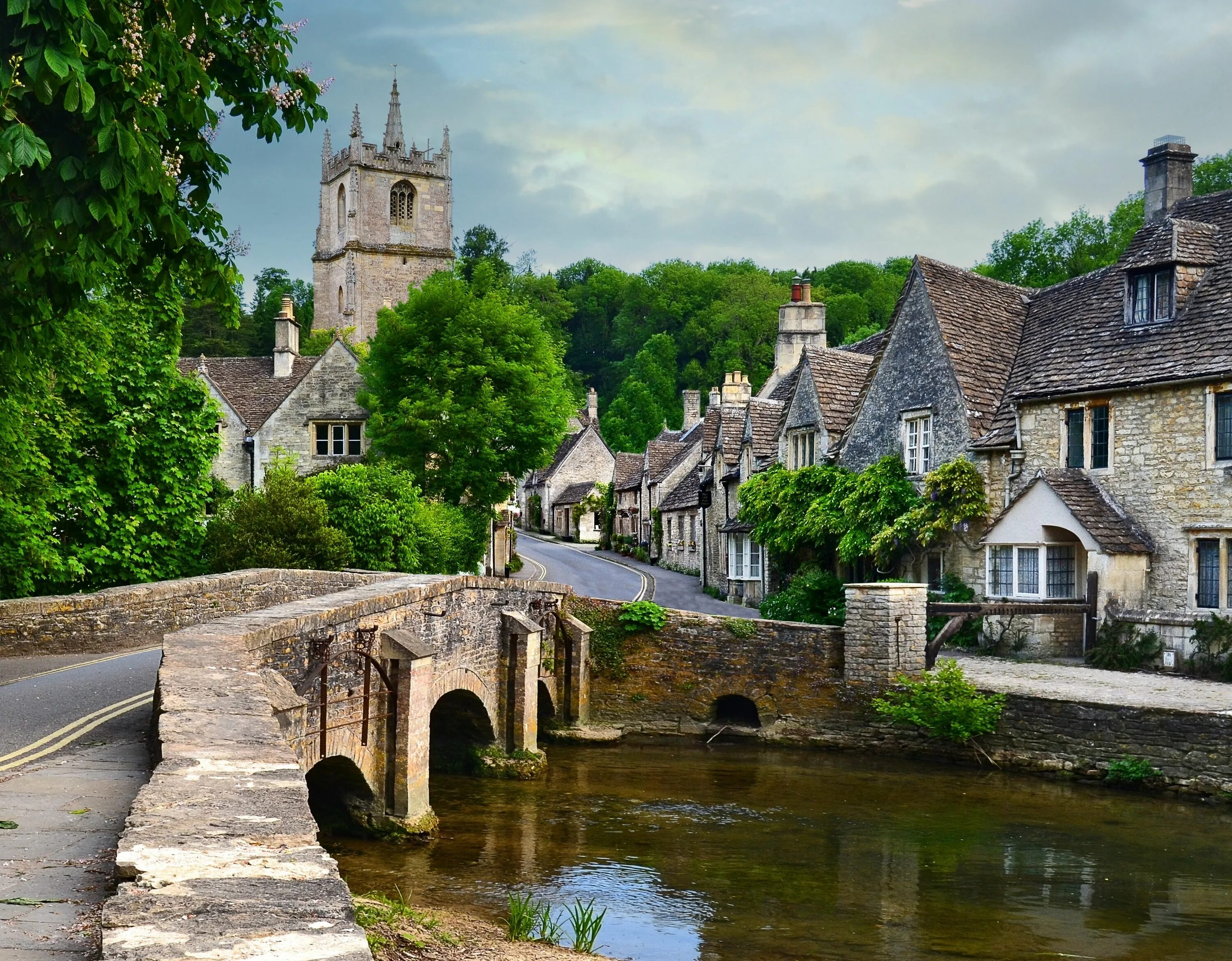 Деревня Castle Combe. Англия деревня Castle Combe. Касл комб самая красивая деревня в Англии. Глостершир Великобритания. English village