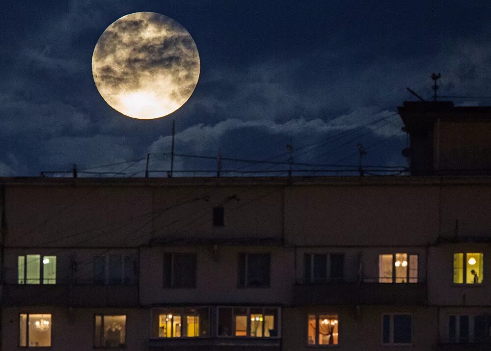 Луна освещает комнату. Суперлуние в Москве. Луна над домами. Луна из окна. Большая Луна в Москве.