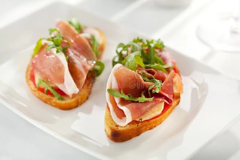 Брускетта с инжиром и сыром. Брускетта с сыром бри. Брускетта с ветчиной прошутто. Брускетта с пармской ветчиной и грушей. Брускетта блю чиз.