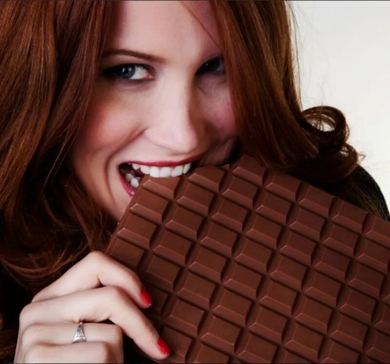 Говорящая шоколада. Шоколад. Девушка с шоколадкой. Гигантский шоколад. Обожаю шоколад.