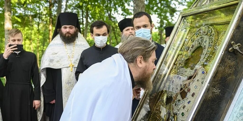 Крестный ход псково-печерский монастырь. Иконы в псково печерском монастыре. Псково-печерский монастырь насельники. Иконы в псково печерском монастыре. Наместник псково-печерского монастыря.