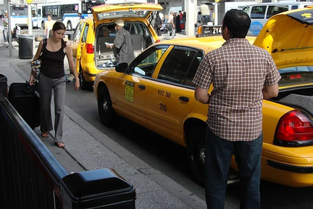 He took a taxi. Такси в аэропорт. Аэропортовое такси. Такси в аэропорту Нью-Йорка. JFK аэропорт такси.