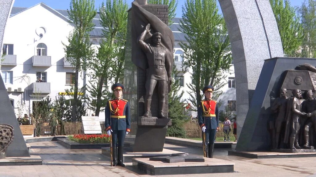 Памятник в юдино казань. Аллея славы в юдино казань. Юдино парк казань. Аллея славы казань. Аллея славы казань.