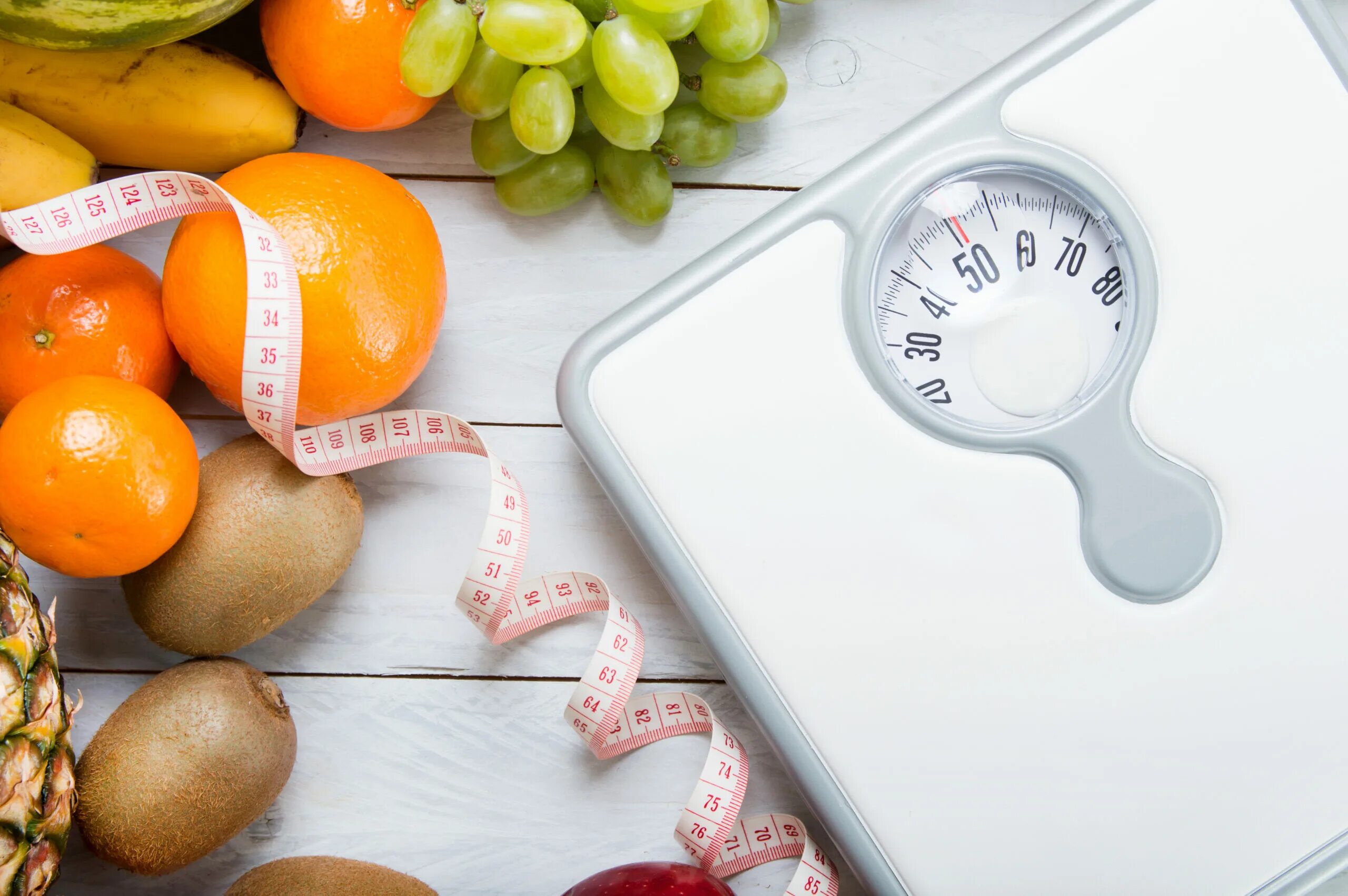 Fruit control. Весы похудение. Весы с фруктами. Фрукты и сантиметр. Весы и сантиметр.