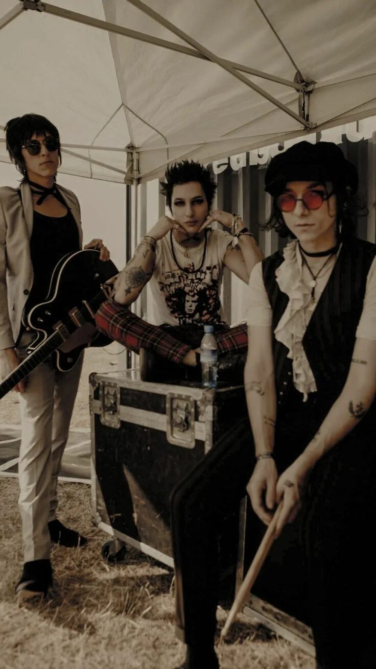 Fever dream palaye royale скриншоты. Palaye royale fever dream. Palaye royale текст. Мем palaye. Palaye royale и maneskin.