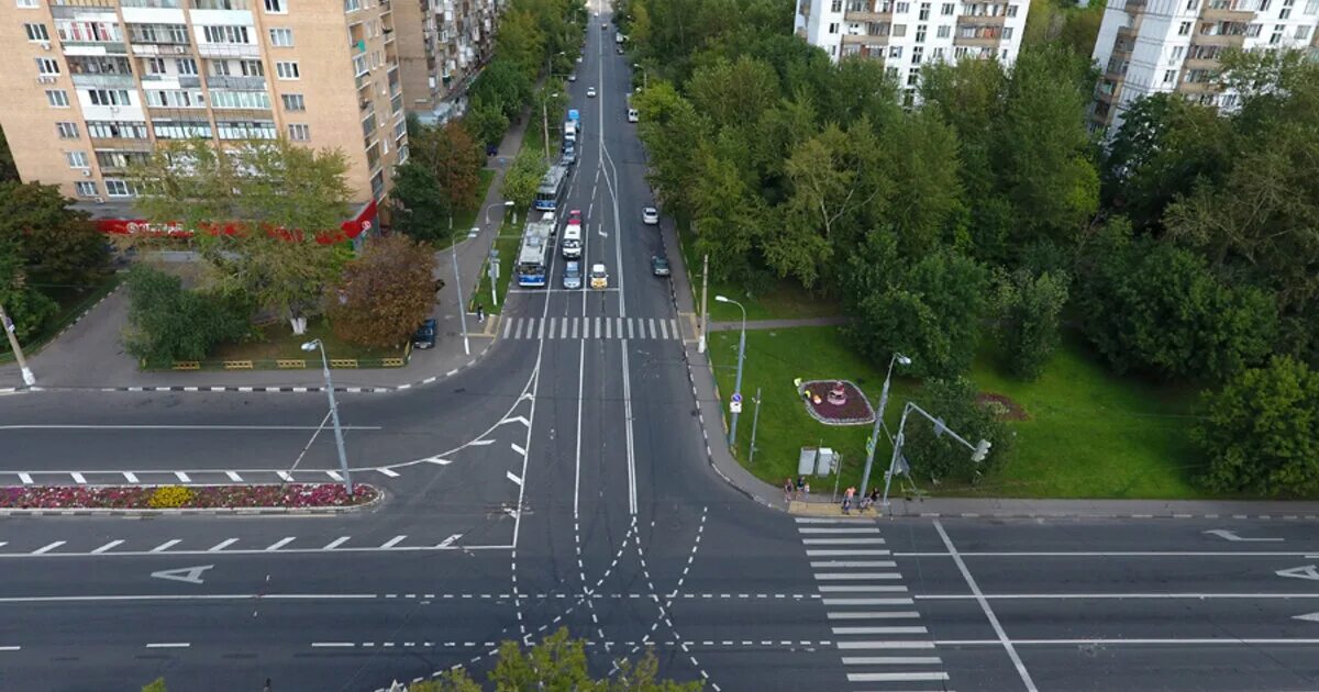 Перекресток дорог т. Перекресток дорог. Пересечение улиц. Пересечение дорог. Перекресток дорожный.