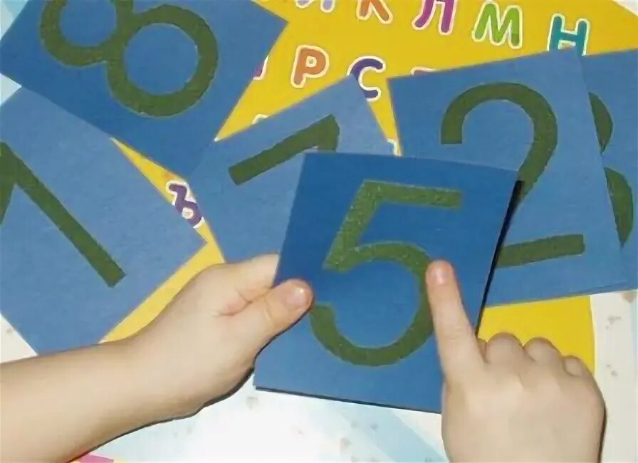 Цифры клеить. Буквы из наждачной бумаги. цифры из шершавой бумаги. тактильные буквы своими руками. цифры из шершавой бумаги монтессори.