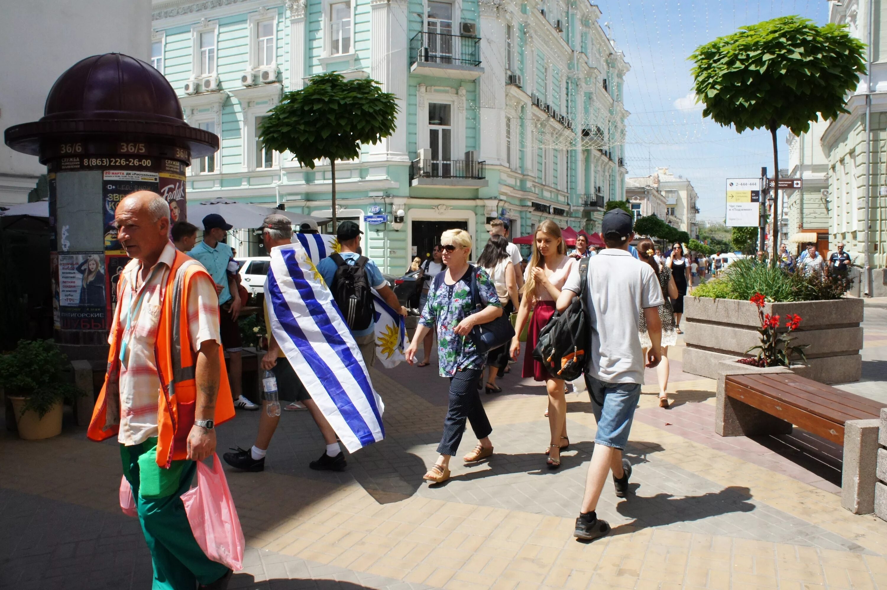 Люди одетые во флаг своей страны. Street Media.