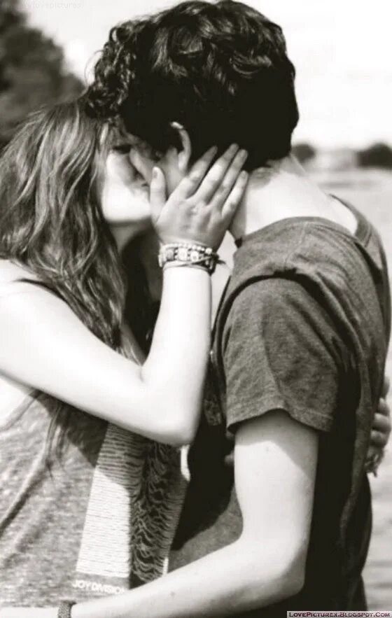 Boys are girls best. Поцелуй парня и девушки. Парень целует девушку. Парень и девушка целуются. Поцелуй парней.