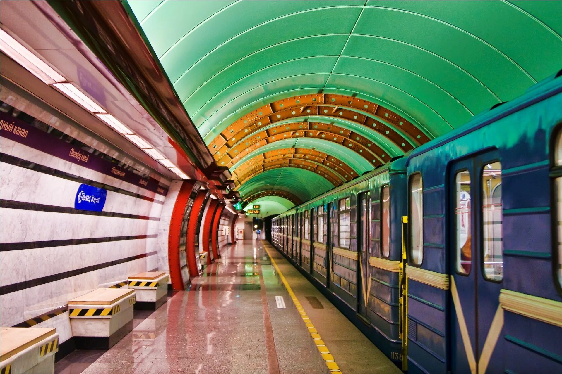 Последнее метро санкт петербург. Лесная (станция метро, санкт-петербург). обводный канал (станция метро). станции петербургского метро. метро фото.