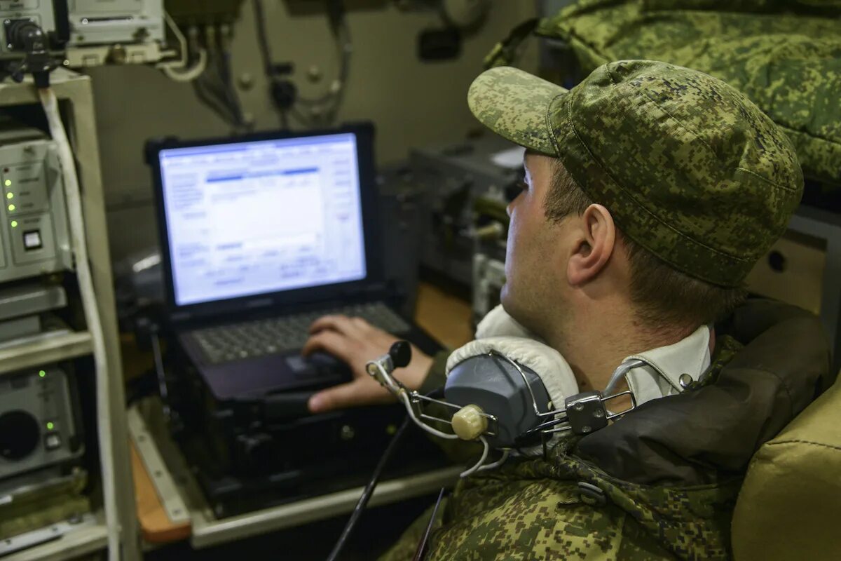 Солдат за компьютером. 72 ципсо украины. Информационные технологии в армии. Военный программист. Отсрочка от мобилизации для it специалистов.