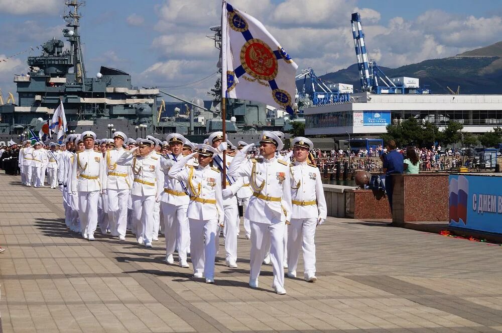 Парад в Новороссийске на день ВМФ. День ВМФ Новороссийск. Матрос Черноморского флота 2021 Новороссийск. Праздник ВМФ В Новороссийске. Флот мирное время