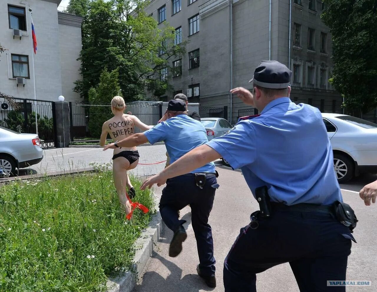 Полиция бежит. Бежит от полиции.