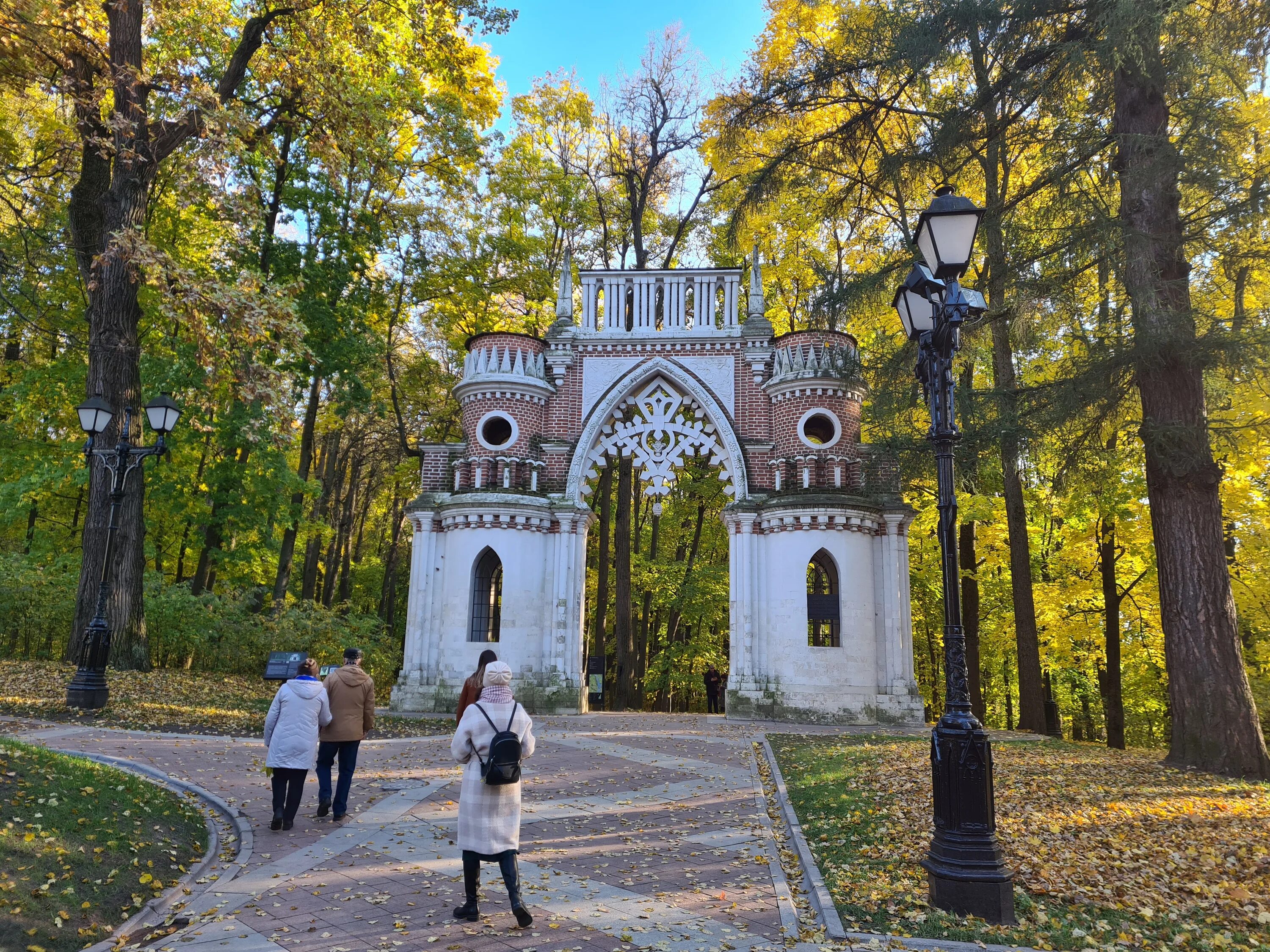 Орехово-Борисово Северное, Дольская улица, 1. Москва, ЮАО, Орехово-Борисово Северное, Дольская улица, 1. Центральные ворота Царицыно. Ворота достопримечательность. Царицыно ул дольская 1