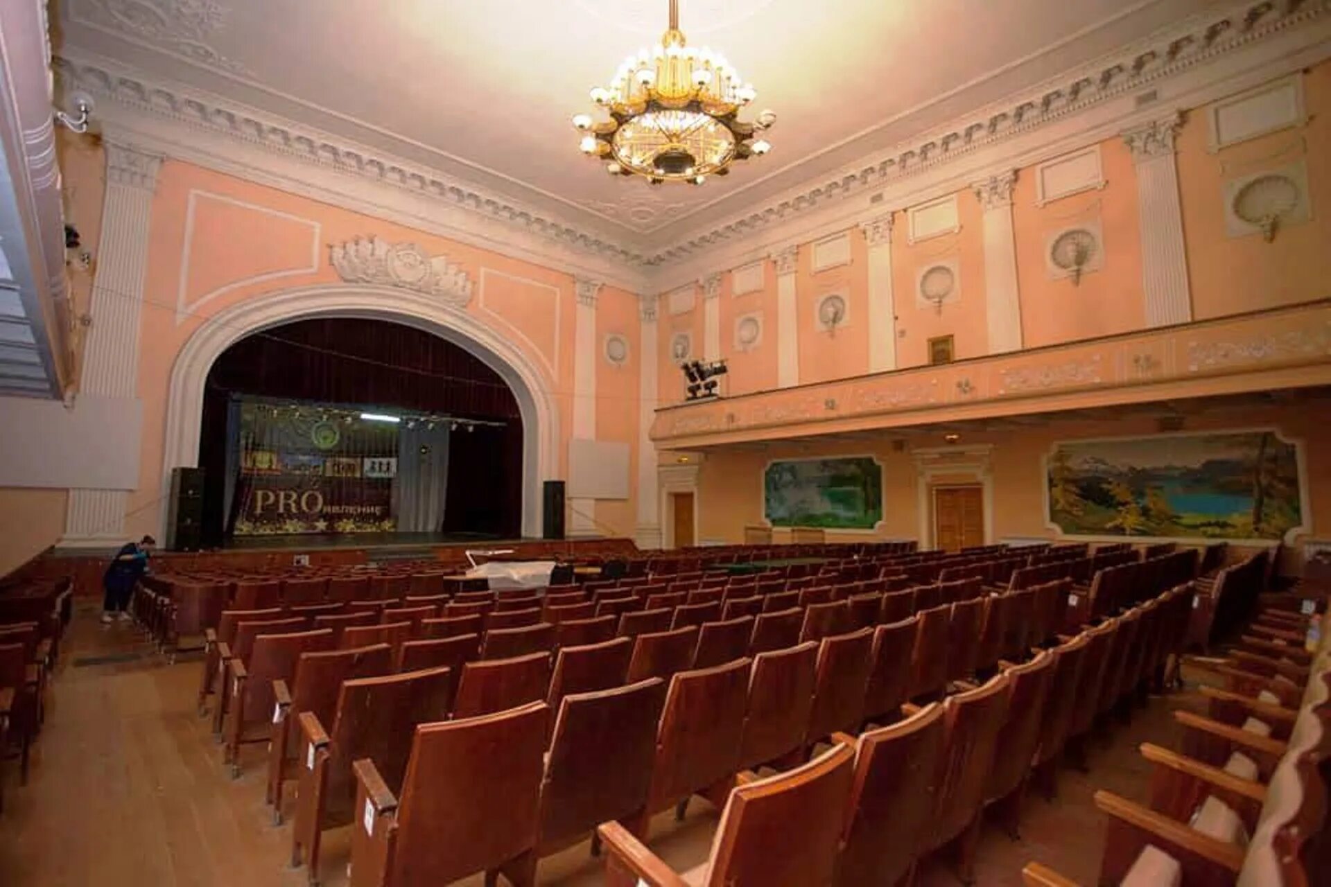 Дк железнодорожников бывшие. Дк железнодорожников санкт-петербург. Здание дворца культуры железнодорожников луганск. С. Дворец культуры железнодорожников санкт-петербург.