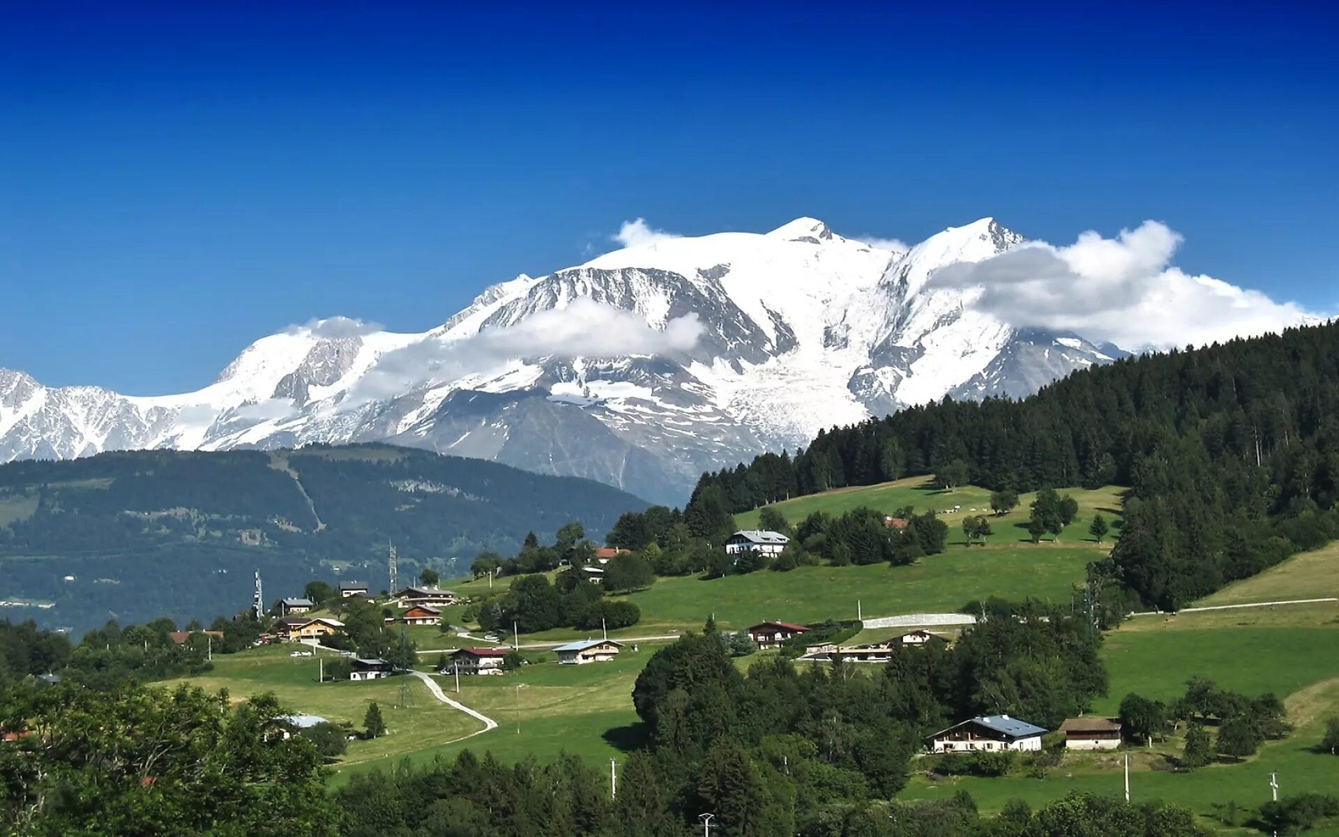 The high mountain in europe is. Гора Монблан во Франции. Альпы Монблан. Montblanc гора Франция. Гора в Швейцарии Монблан.