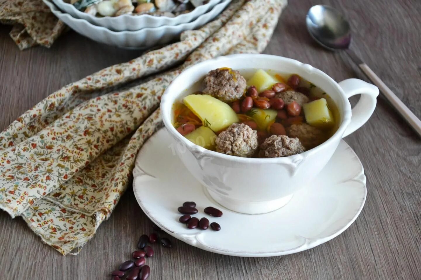 Суп с фрикадельками и красной фасолью. Суп с фрикадельками и фасолью консервированной. суп с фрикадельками и фасолью. завтрак с фасолью консервированной. рецепт супа с фрикадельками и фасолью консервированной.