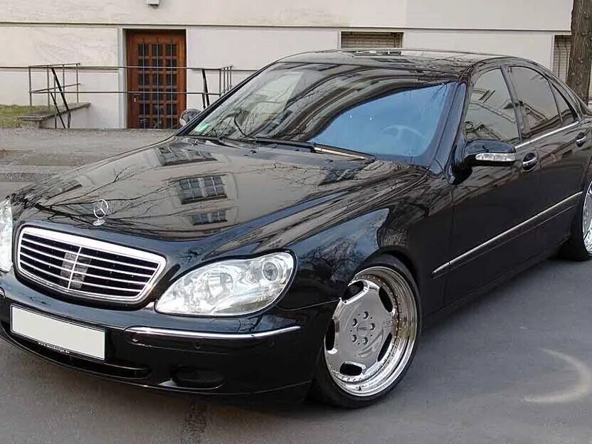 Mercedes w220. Мерседес 220 s500 AMG. Mercedes Benz s500 w220. Мерседес s w220.