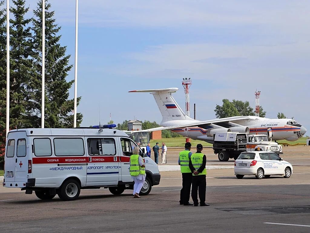 Прощание в твери с экипажем ил. Экипаж ил76 МЧС России. Ил-76 МЧС России. Экипаж ил-76 МЧС. Прощание с экипажем ил 76 в Оренбурге.