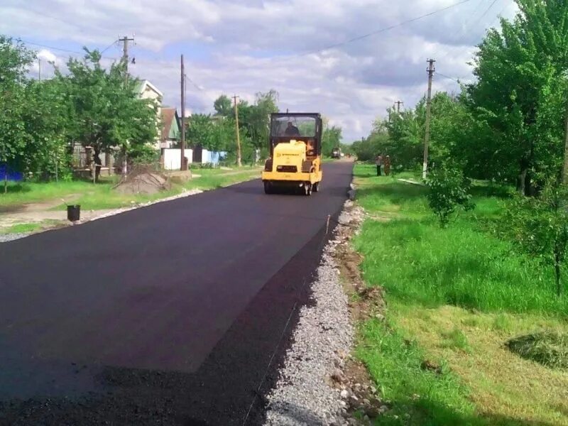 Ремонт дороги в деревне. Асфальтирование территории. Дорога в селе асфальт. Дорожное покрытие. Асфальт в селе.