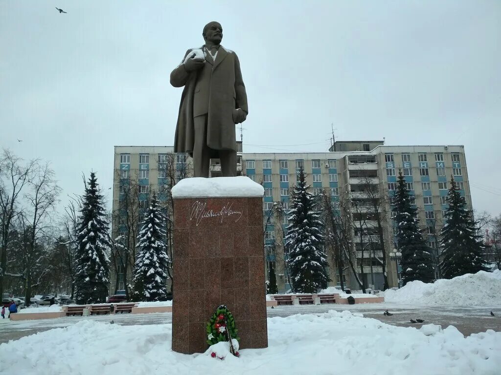 фасад салона оптики. оптика площадь ленина. площадь ленина артем. два солнца брянск проспект ленина. оптика площадь ленина.