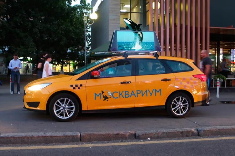 Реклама такси на автомобиле. Рекламные мониторы на такси. Экран на такси. Такси с экраном на крыше. Автомобиль для такси 2024