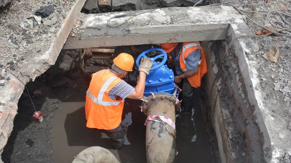 Ремонтные работы водоканала. Санация трубопровода. Омский Водоканал. Санация трубопроводов цементно-песчаным раствором. Росводоканал Омск.