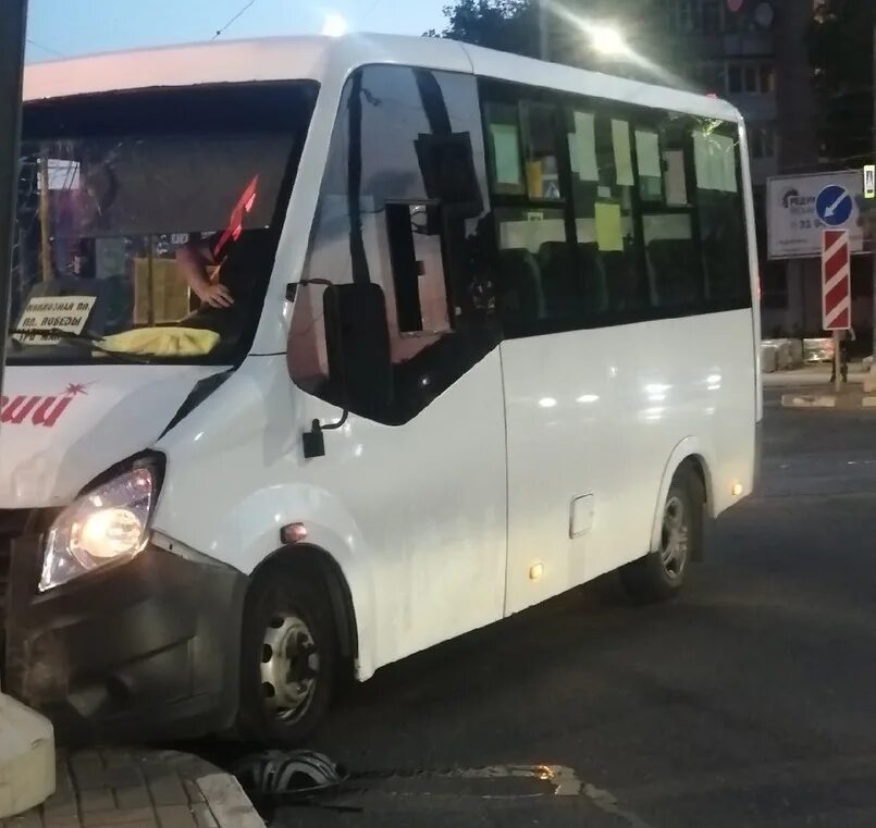 6 маршрутка смоленск. Маршрутка. микроавтобус маршрутка. водитель микроавтобуса. маршрутки смоленск.