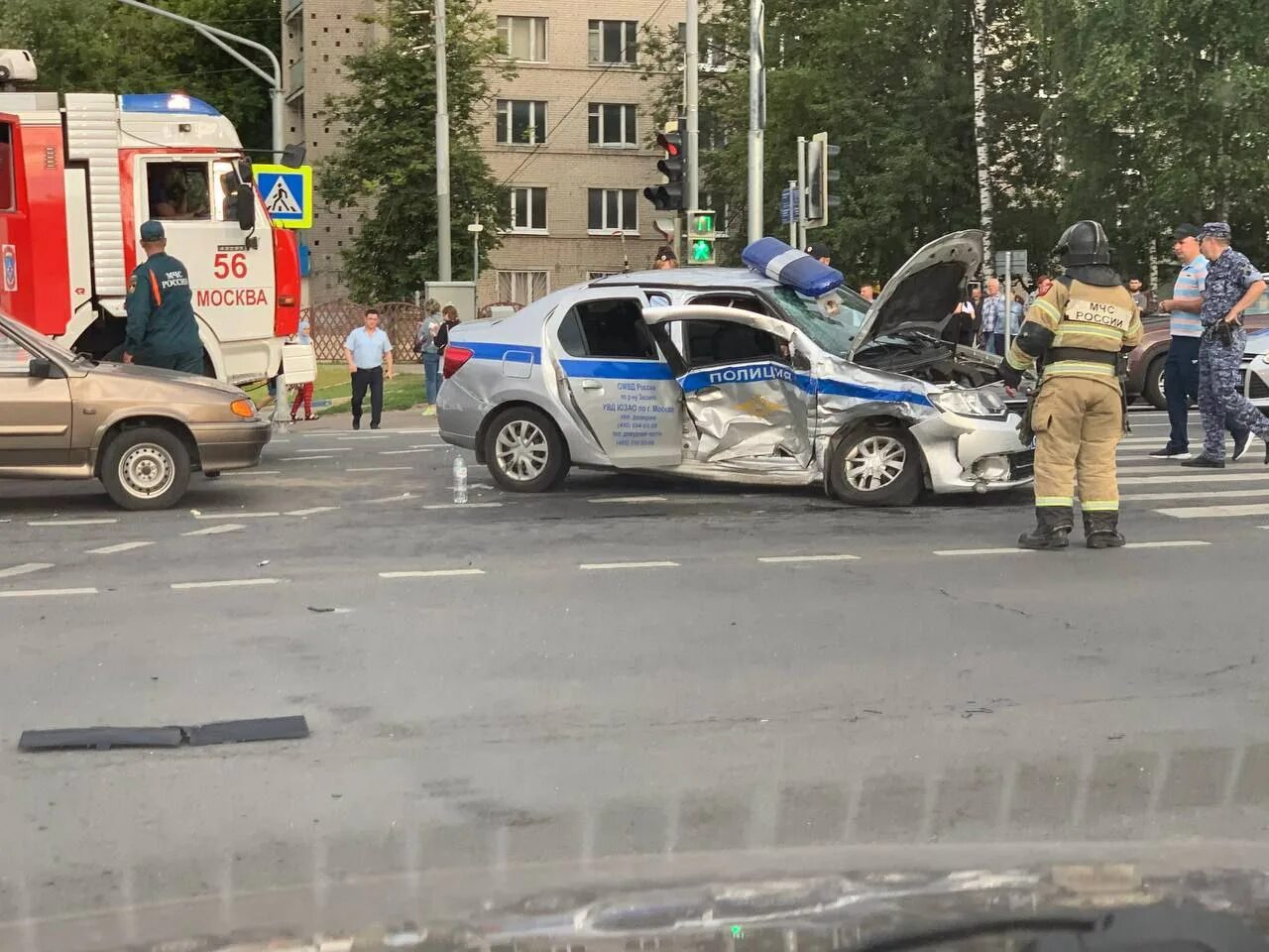 ДТП на Севастопольском проспекте. Врезался в полицейскую машину. Авария с полицейской машиной. Полицейская машина врезалась