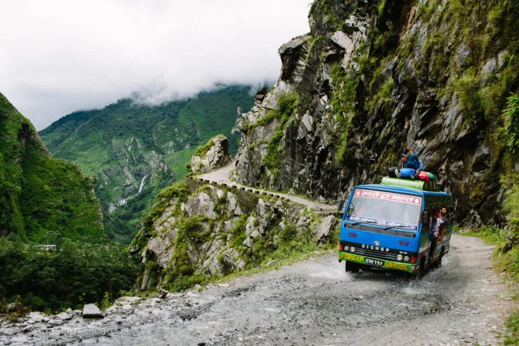 Туристы ехали на автобусе 1 час. Шоссе Карнали, Непал. Автобус Непал. Автобус в горах. Горные дороги в Непале.