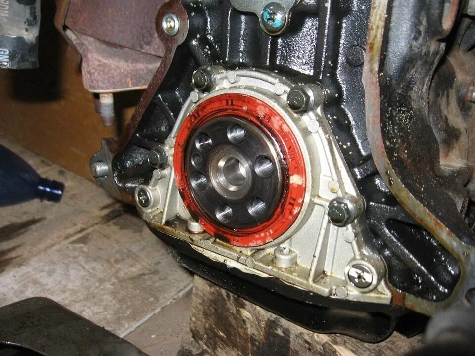 Течь масла через сальник. 6. Меган 2 течет сальник распредвала. Задний сальник коленвала ваз 21124. Течь масла через сальник.