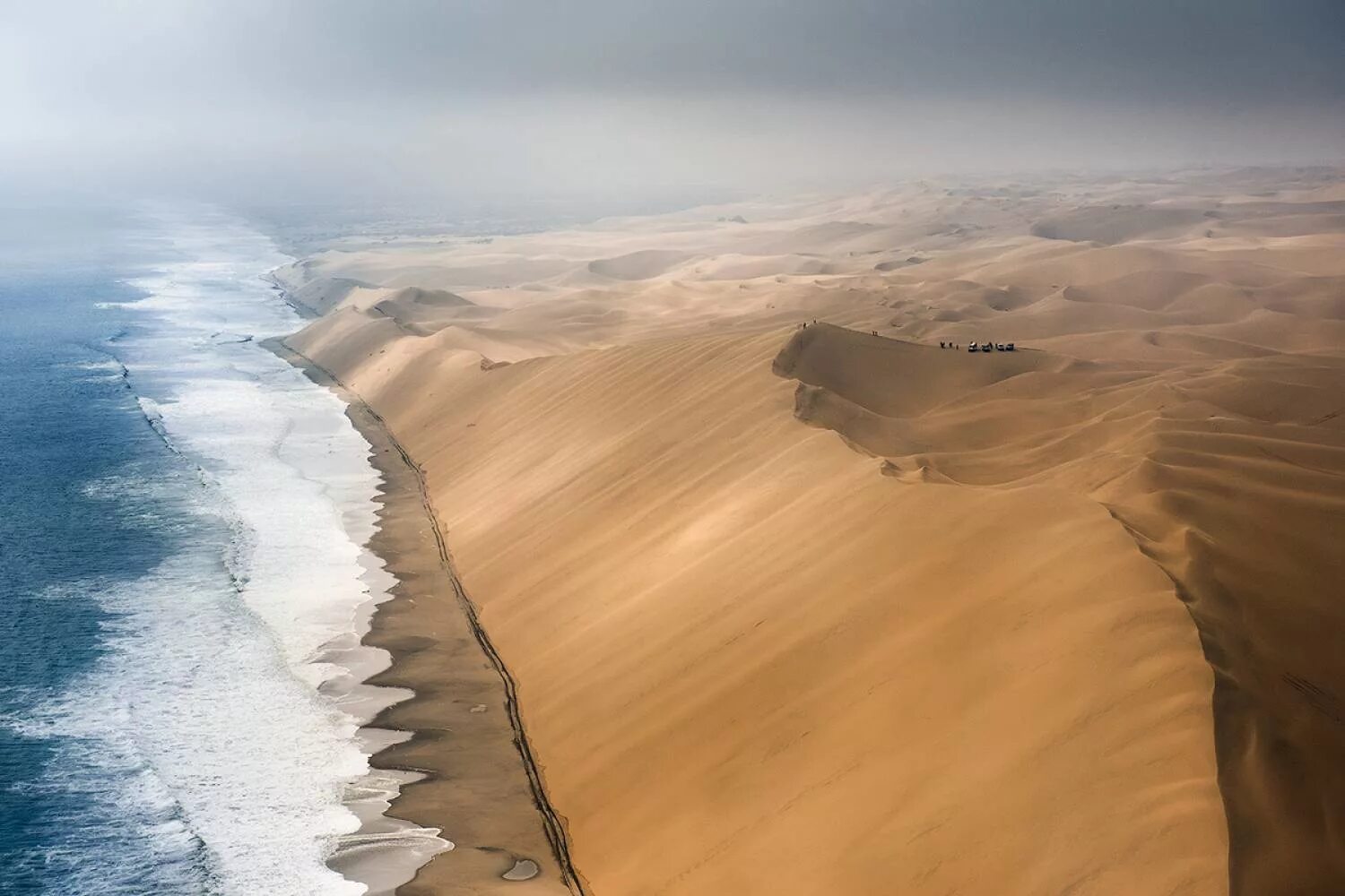 2 океана в африке. Намибия пустыня Намиб. Пустыня Намиб и океан. Пустыня Намиб и море. Берег пустыни Намиб.