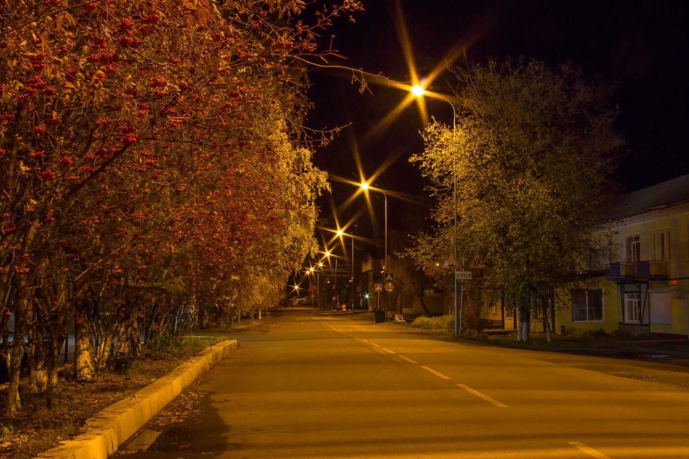 Посёлок городского типа улица ночью. Ночь в поселке. Ночь в поселке городского типа. Ночные улица в посёлке. Вечер 4 3 24