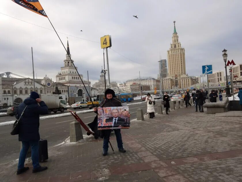 Posting москве. Площадь Москвы. Одиночный пикет. Комсомольская площадь Москва. Москва 2023 год.