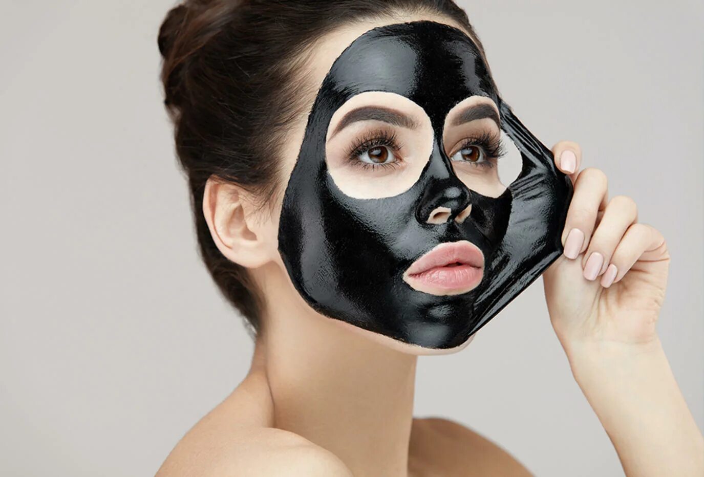 Маска час. Женская маска на лицо. black mask. charcoal маска. девушка в черной косметической маске.