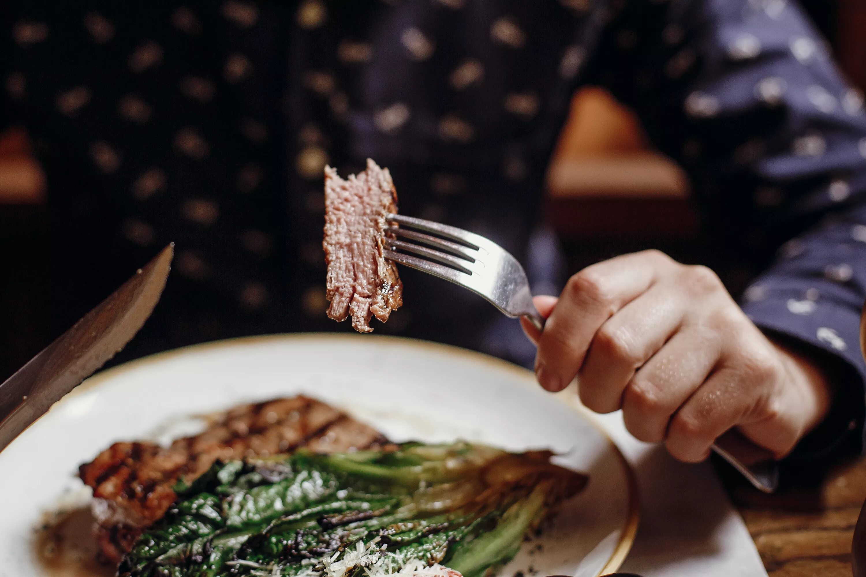 Можно ли человеку есть мясо. Человек ест мясо вилкол. Человек ест вилкой и ножом. Кушать вилкой и ножом.