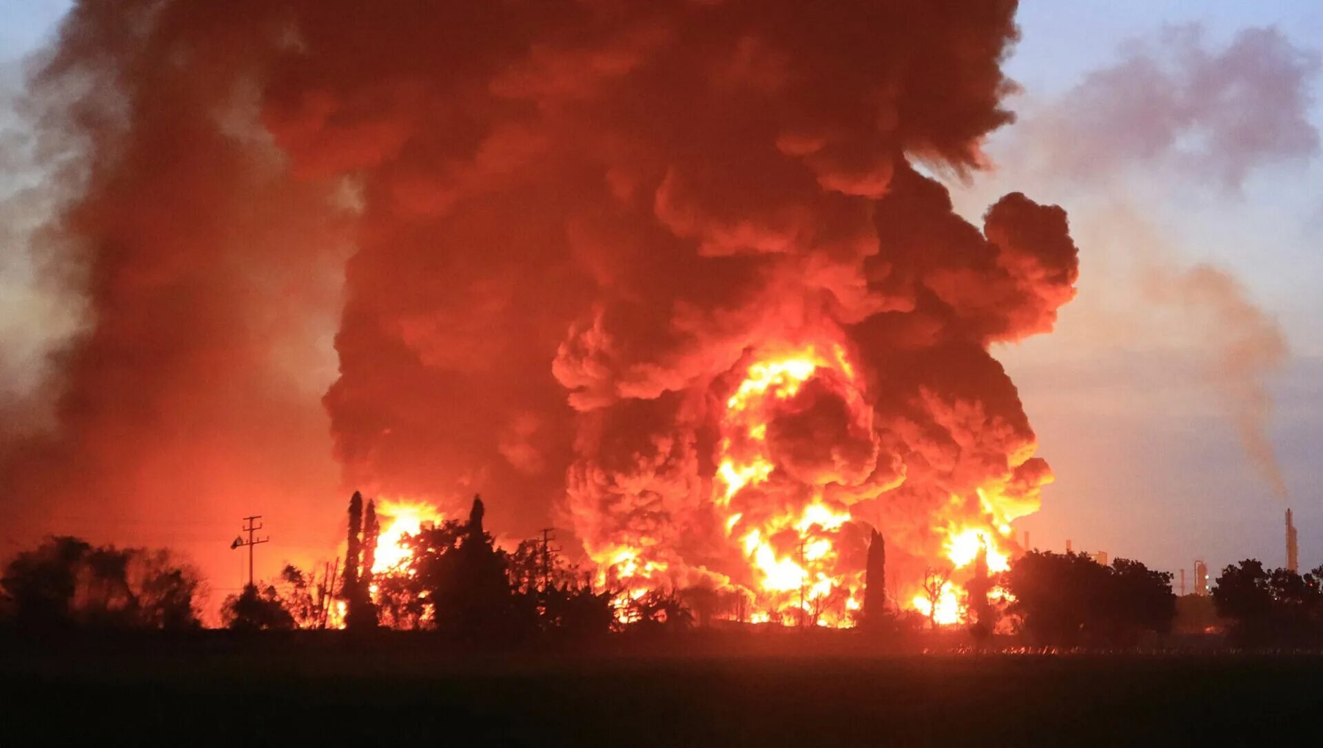 Нефтеперерабатывающий завод в Индонезии. Пожары в Кувейте 1991. Пожары на месторождениях нефти в Кувейте. Пожары на месторождениях нефти в Кувейте — в январе 1991 года. Пожар взрыв безопасность