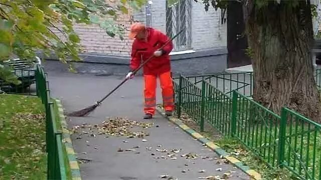 Дворник фото. Дворник в тсж. Сколько должно быть дворников в многоквартирном доме фото. Дворник самозанятый в тсж. Дворник в тсж.