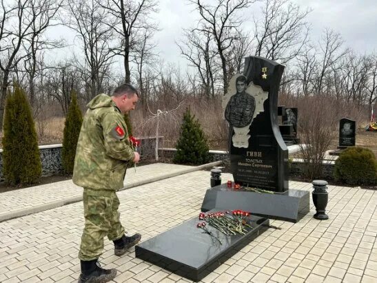 Героев донбасса 10. Героев донбасса 10. Герои ополчения. Гиви моторола захарченко. Павшие герои донбасса.