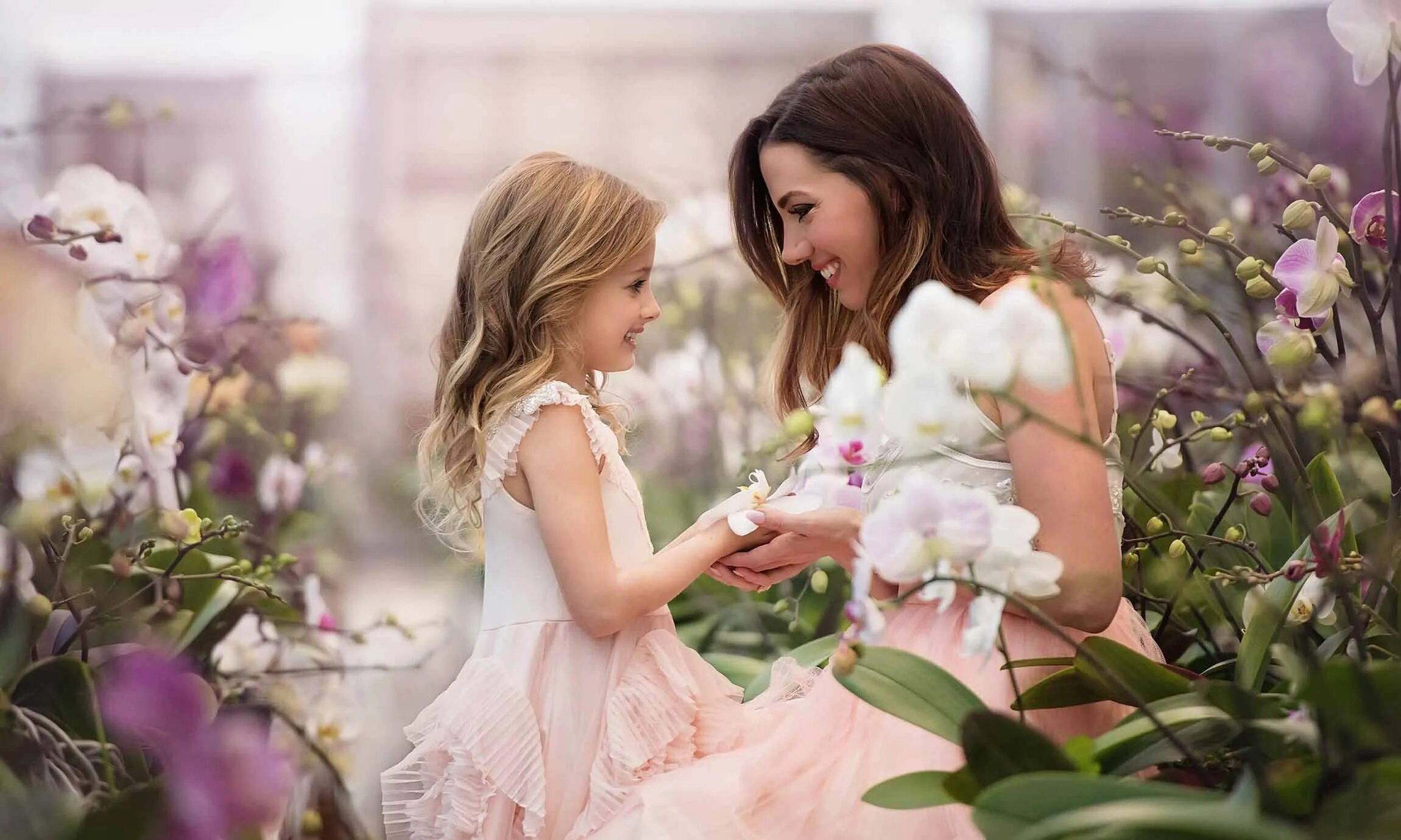 Мама с дочкой цветы. Цветы маме и дочке. Цветы маме и дочке. С днем мамы. Цветы маме и дочке.