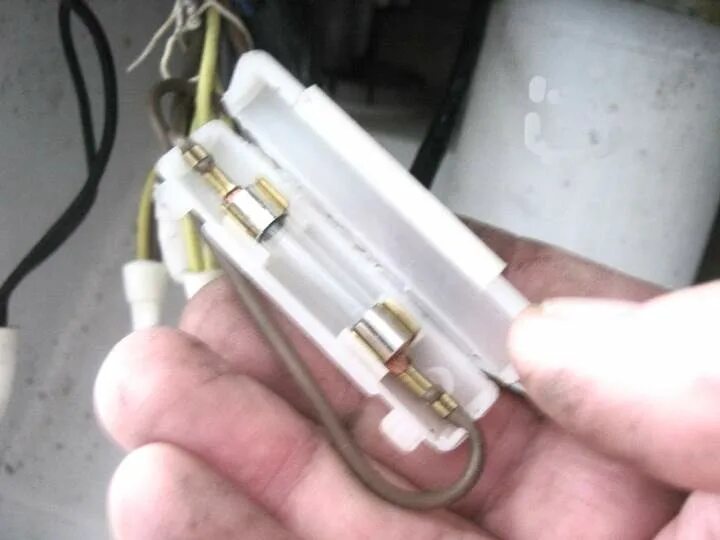 Предохранитель стиральной машины lg. Где находится предохранитель стиральной машины. Предохранитель для стиральной машины самсунг. Где находится предохранитель стиральной машины. Стиральная машинка аристон 80 электропроводка.