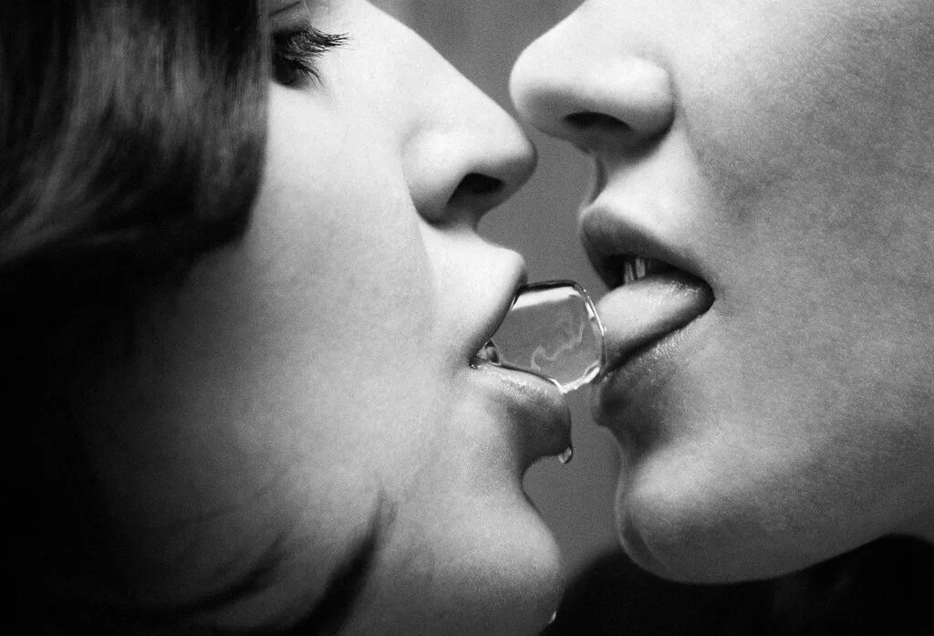 Поцелуй с языком. Поцелуй с язычком. Слюнявый поцелуй. Поцелуй со льдом.